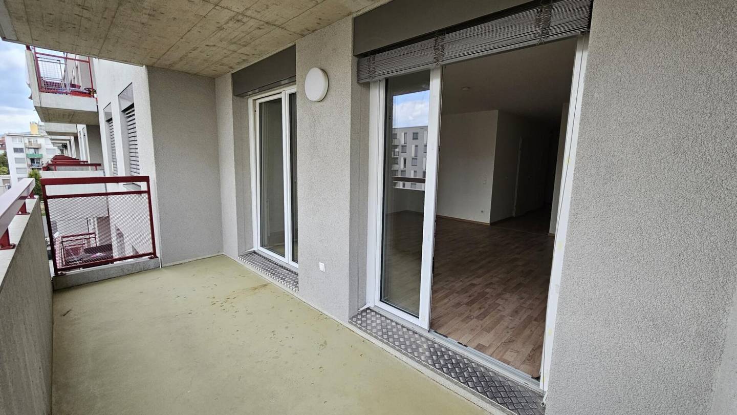 Helle 2 Zimmer Wohnung mit Balkon und Loggia