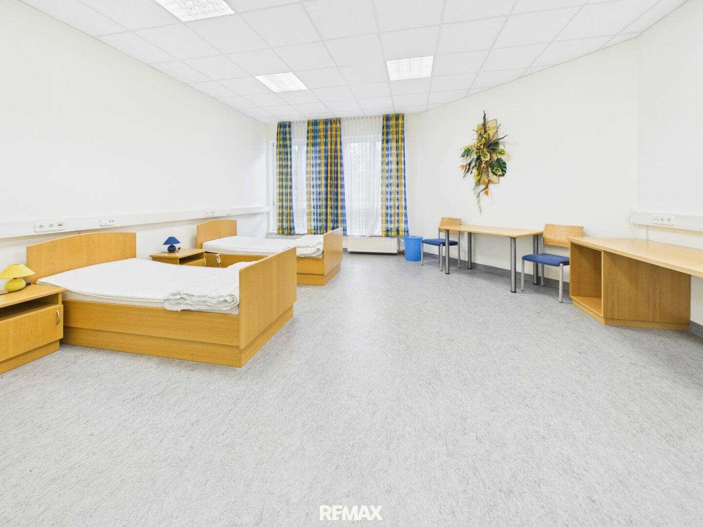 Office or practice space with 8 rooms on the ground floor