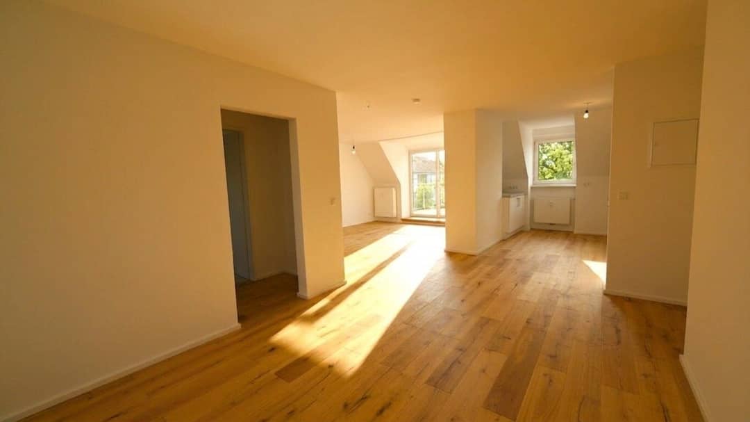 Blick vom Esszimmer ins Wohnzimmer