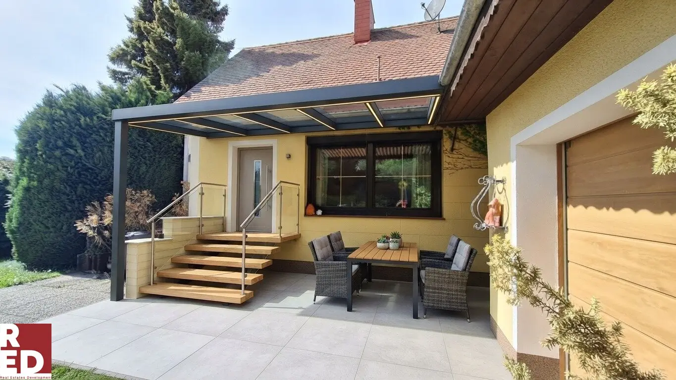 Single family home with garden and garage at the forest edge