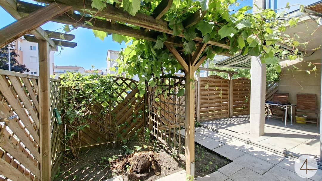 Lichtdurchflutete Gartenwohnung mit Eigengarten und Tiefgarage