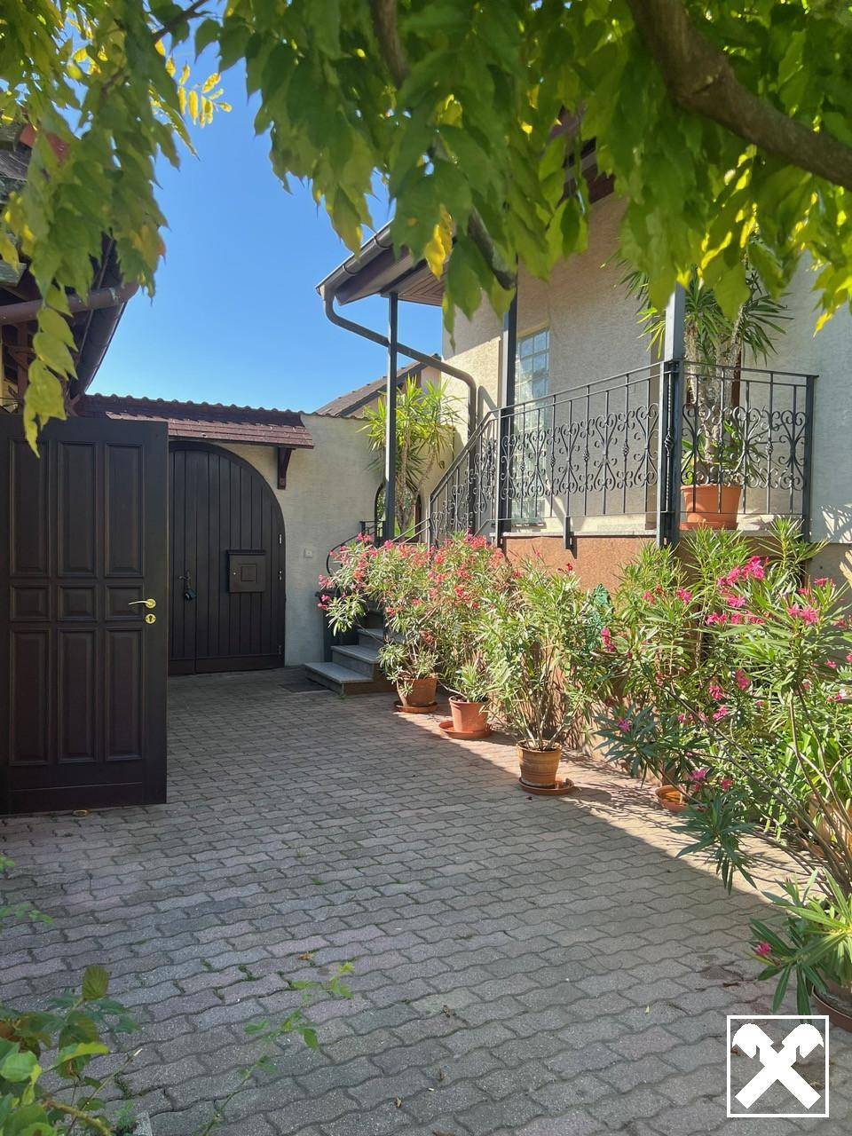 Einfamilienhaus mit Wintergarten auf großem Grundstück