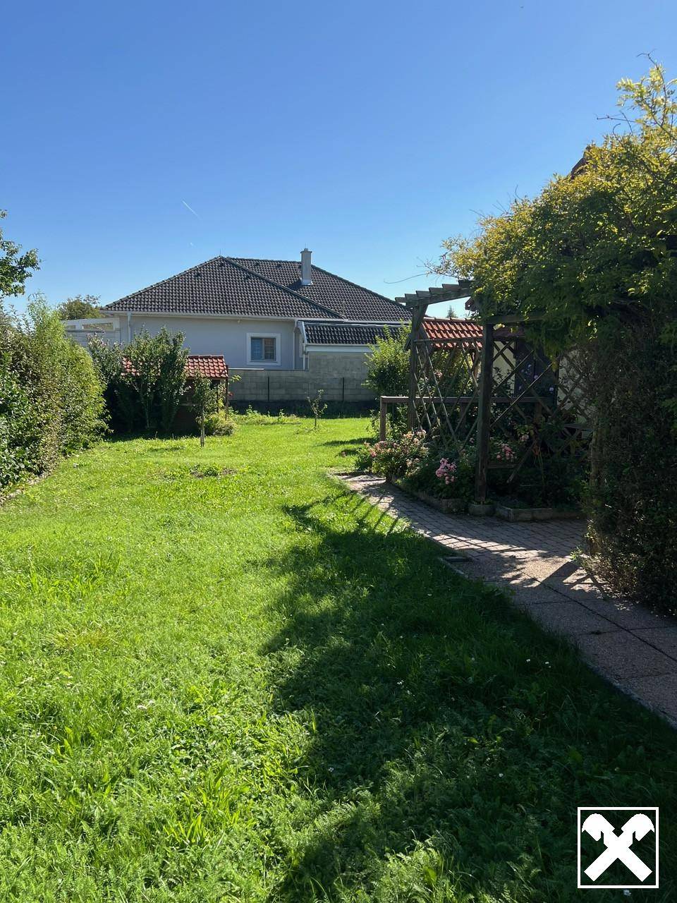 Einfamilienhaus mit Wintergarten auf großem Grundstück
