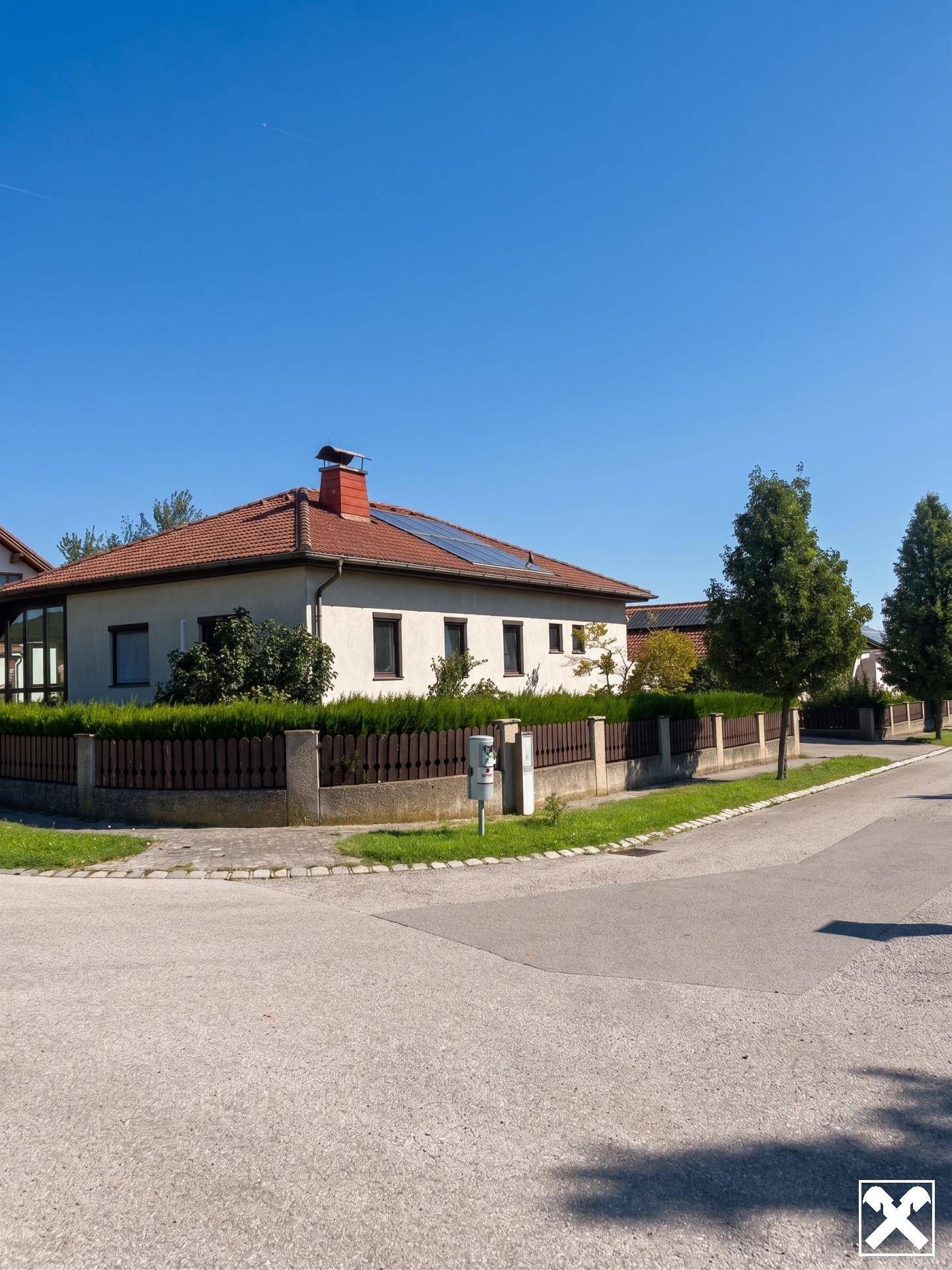 Einfamilienhaus mit Wintergarten auf großem Grundstück