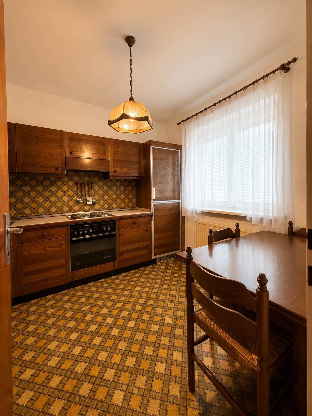Helle Dachgeschosswohnung mit Loggia und Parkplatz