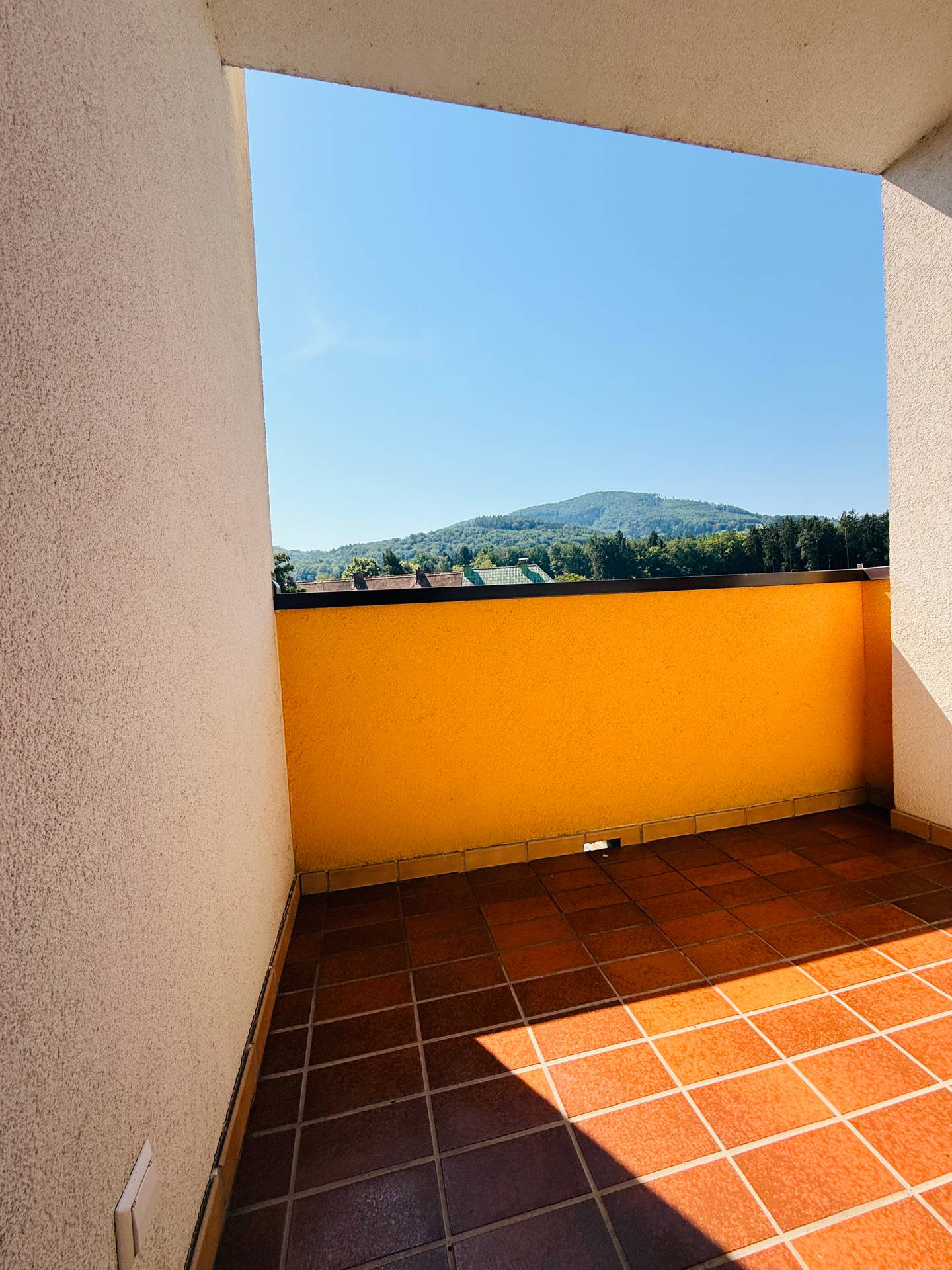 Helle Dachgeschosswohnung mit Loggia und Parkplatz