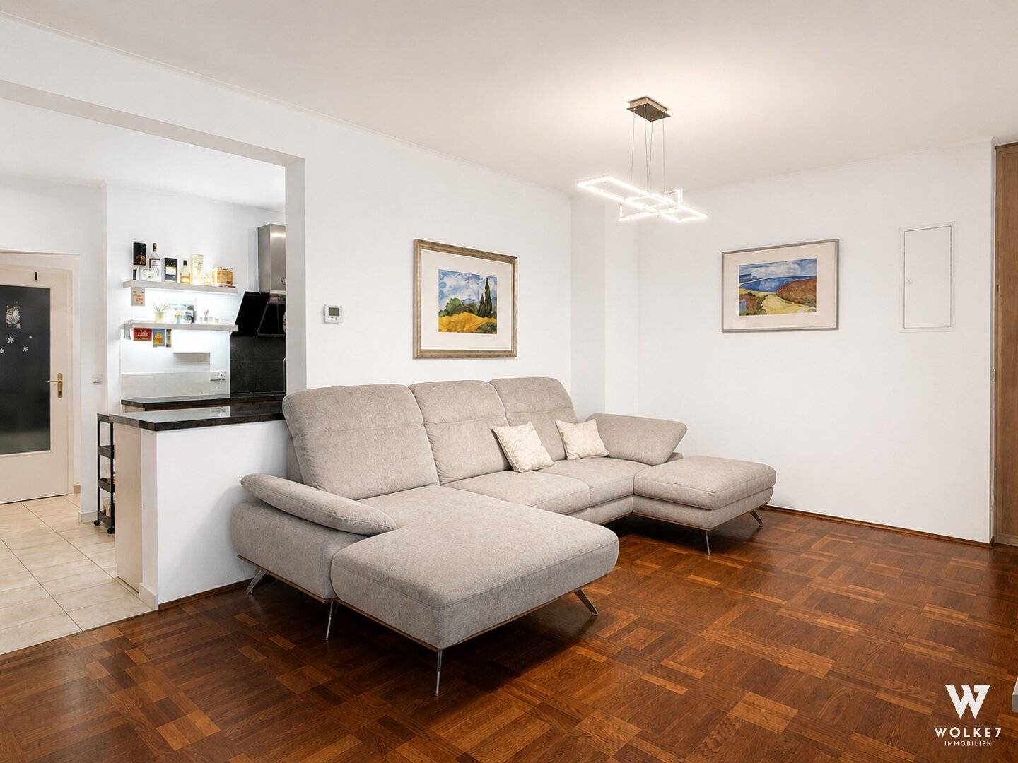 Well maintained garden apartment with private garden and underground parking