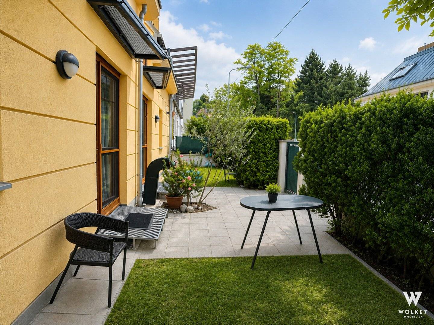 Well maintained garden apartment with private garden and underground parking