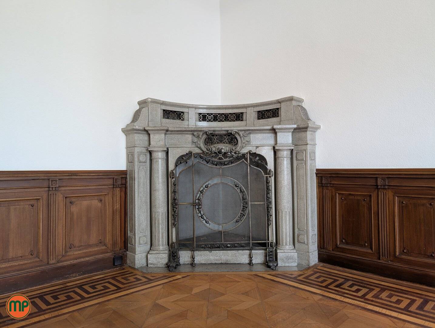 Altbau Büro am Schwarzenbergplatz mit Balkon und Loggia