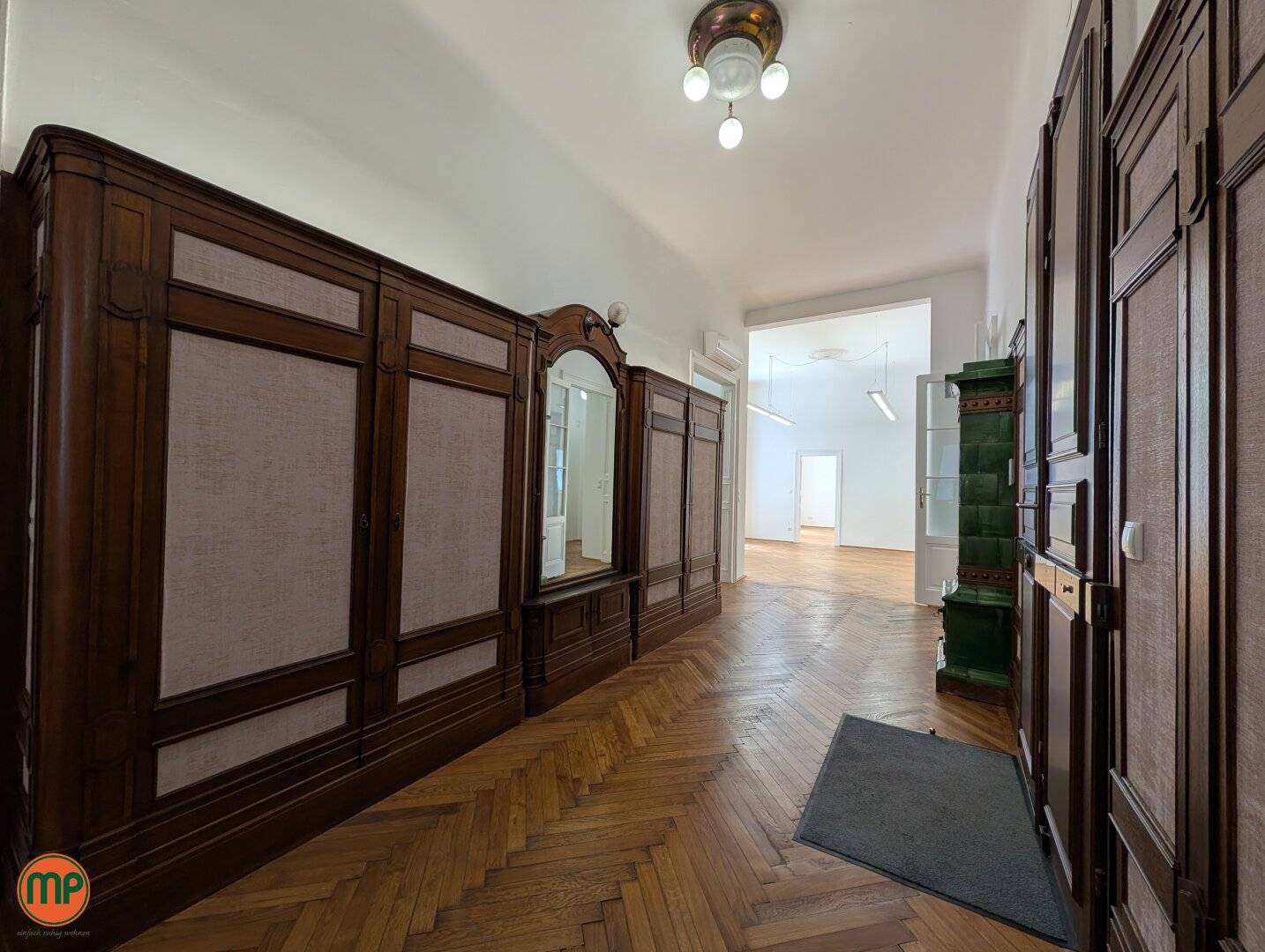 Altbau Büro am Schwarzenbergplatz mit Balkon und Loggia