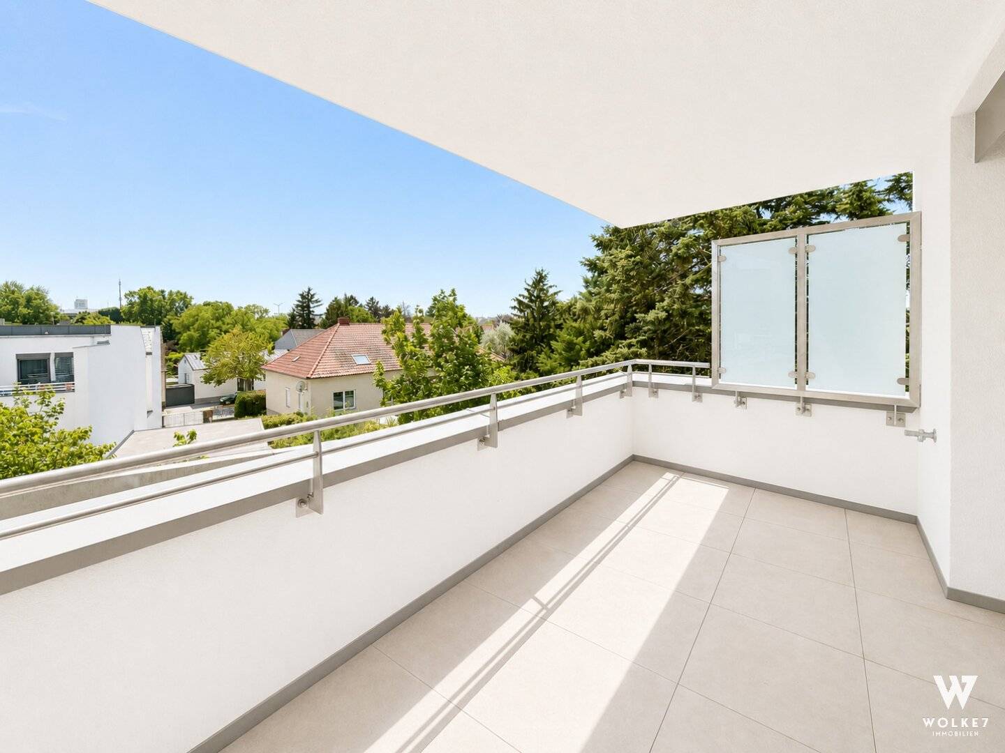 New build apartment with balcony and loggia in quiet wine region