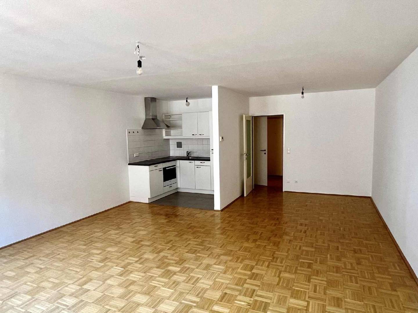 Bright single apartment with open kitchen near Schubertpark