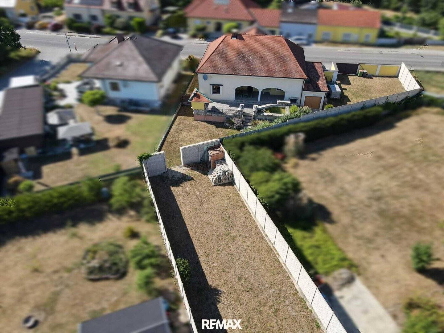 Einfamilienhaus mit großzügigem Garten und Garage