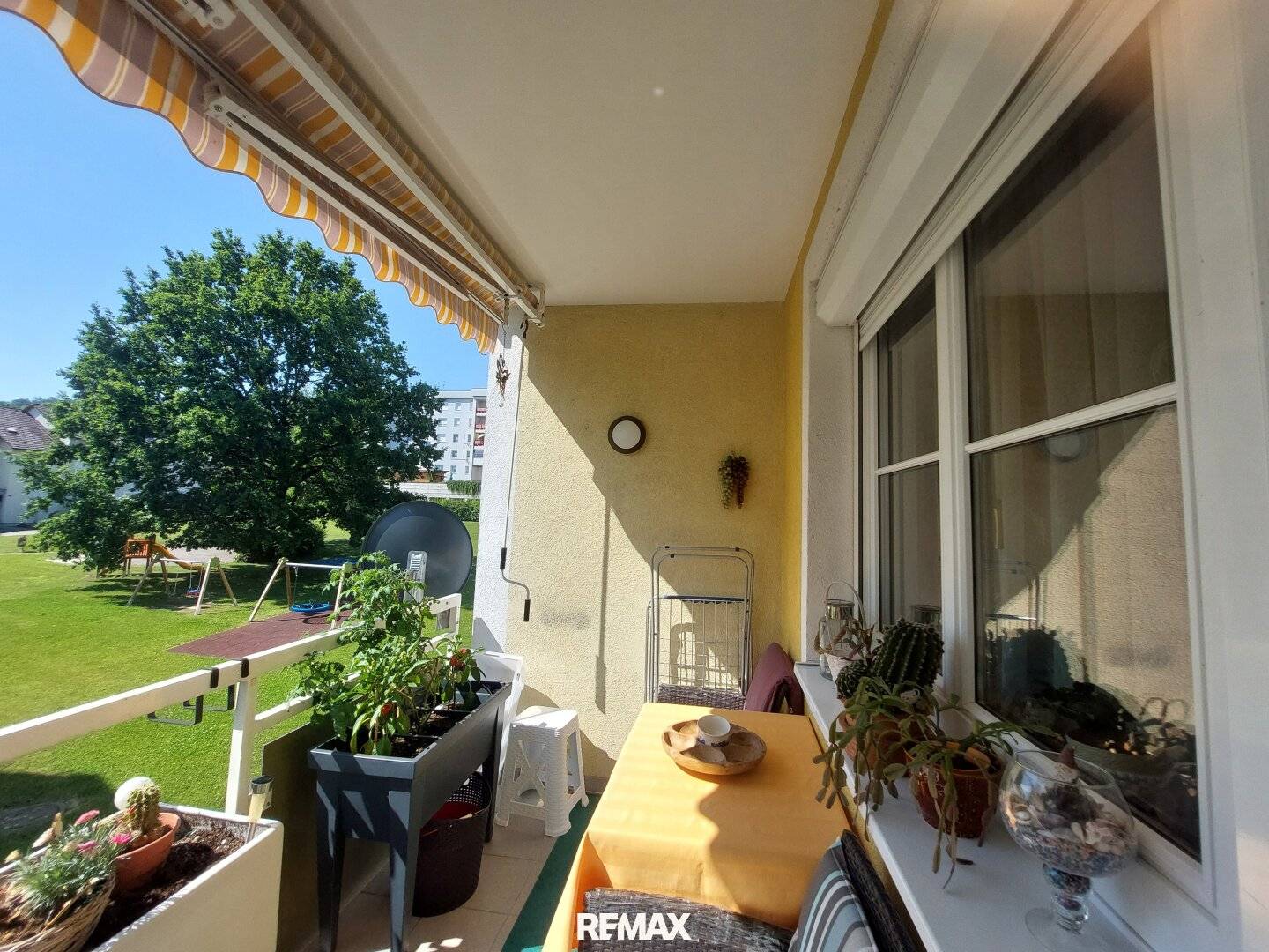 Well-maintained apartment with loggia and castle view
