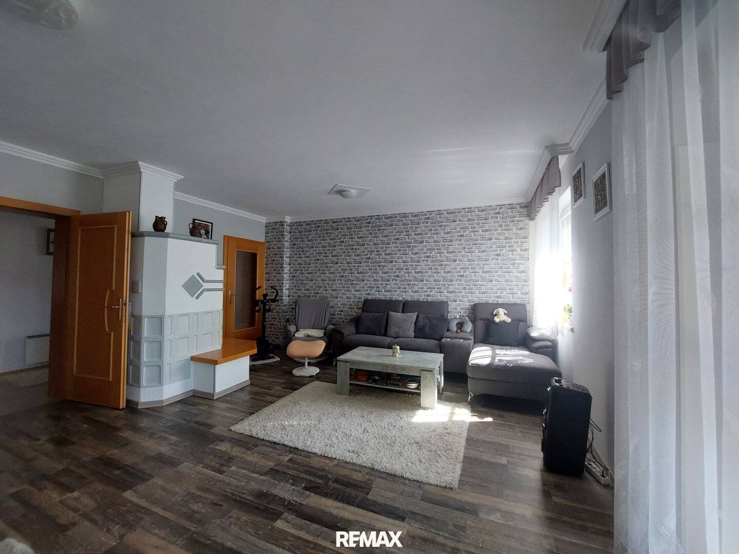 Well-maintained apartment with loggia and castle view