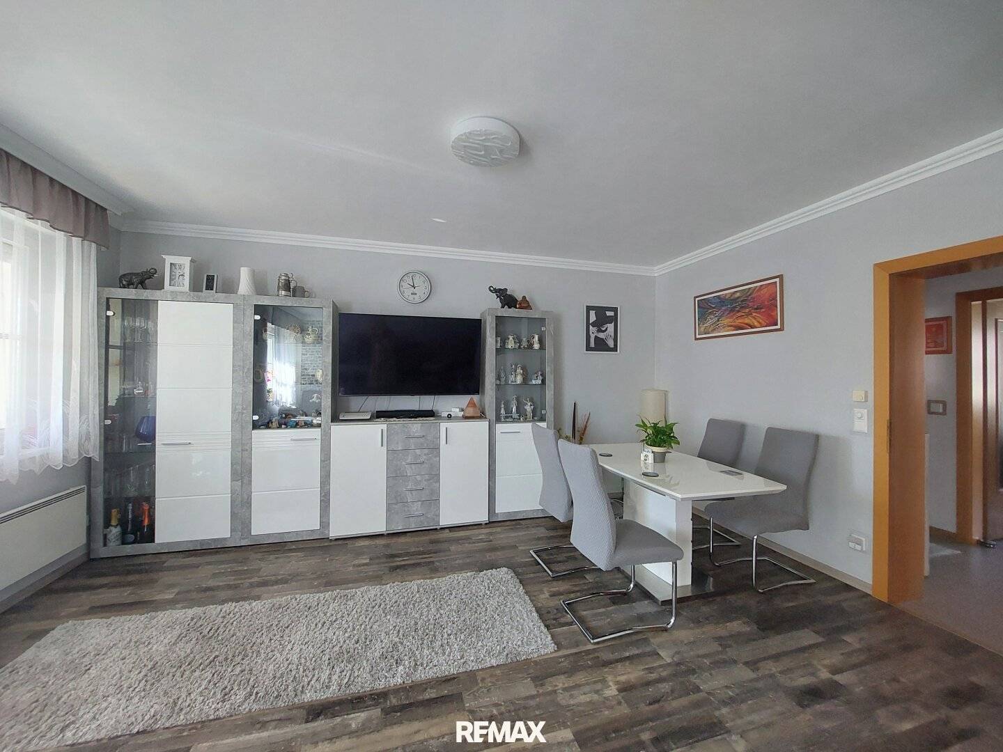 Well-maintained apartment with loggia and castle view