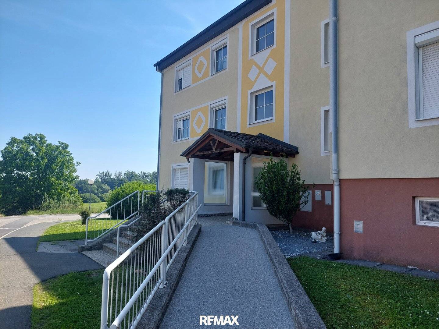 Well-maintained apartment with loggia and castle view