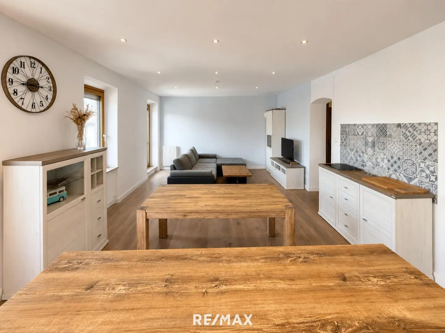 Charming Altbau Apartment with Balcony and Veranda