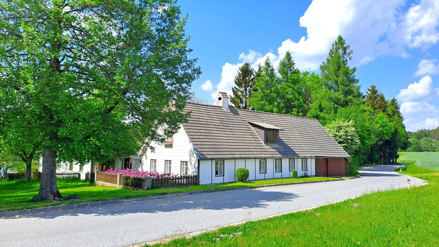 Landhaus von 1898 mit Innenhof und großem Grundstück