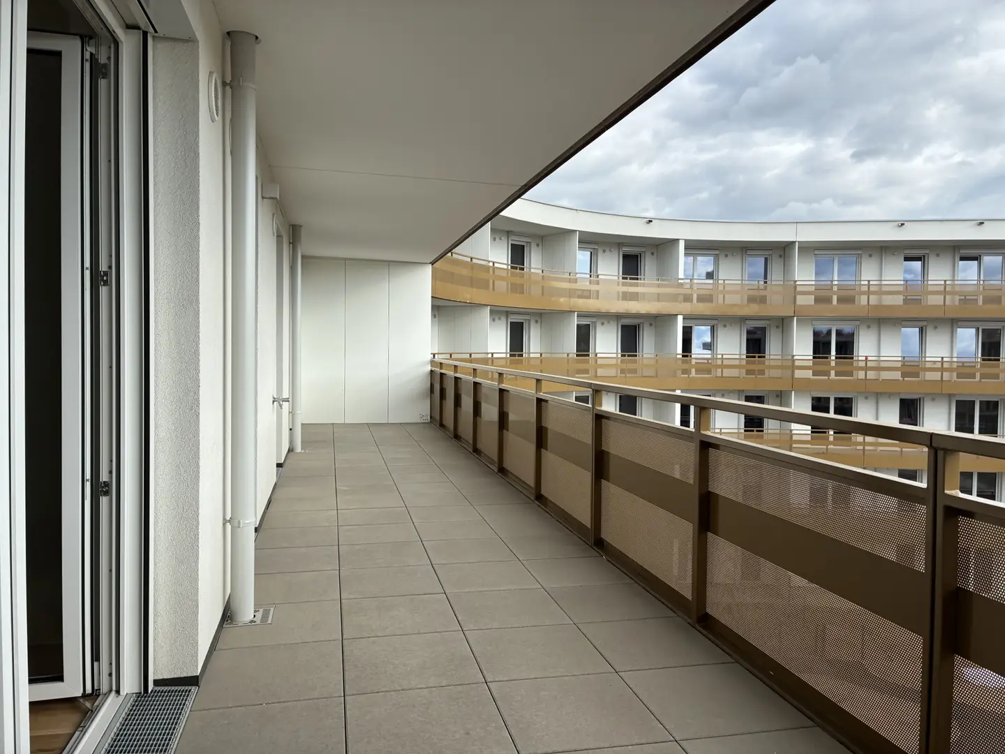 Neubauwohnung mit Loggia und Parkettboden