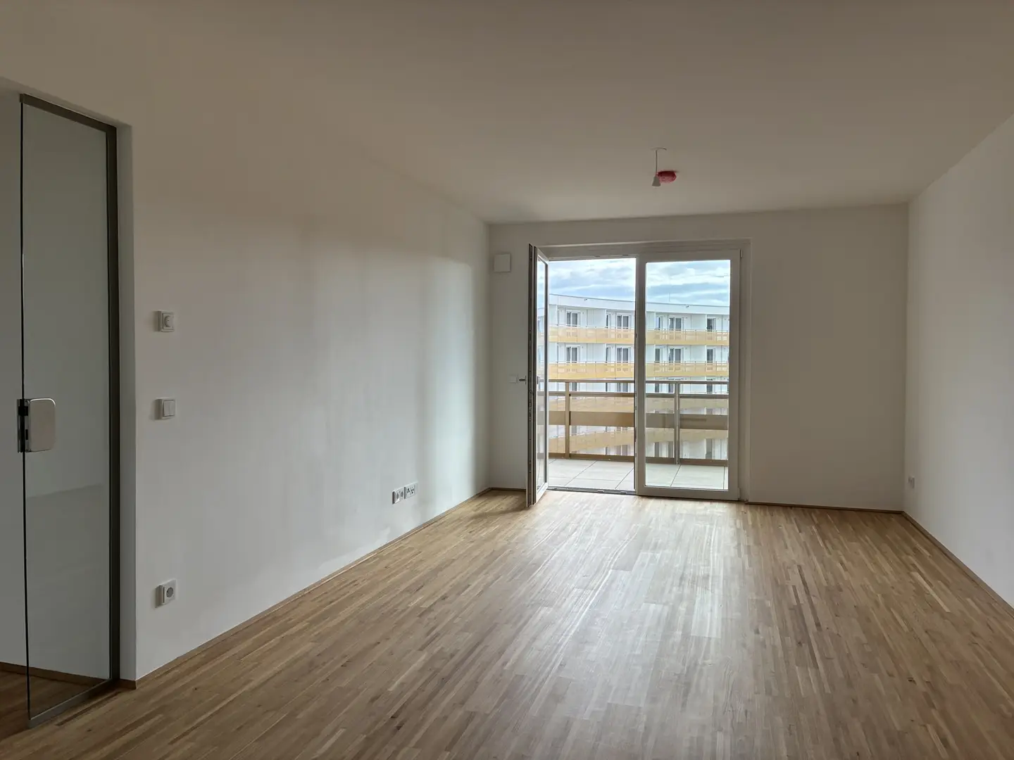 Neubauwohnung mit Loggia und Parkettboden