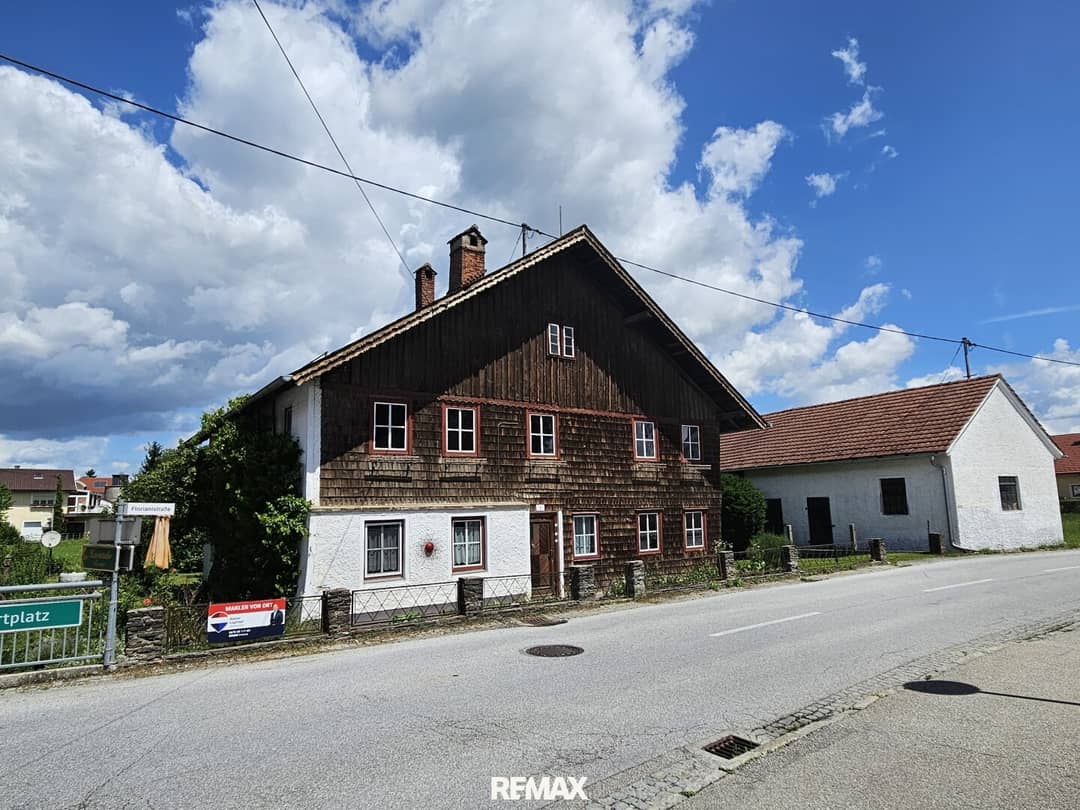 Charmantes altes Haus mit Nebengebäude und Garage