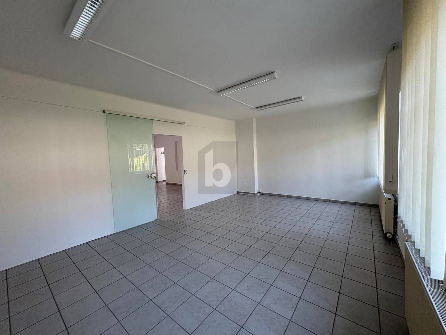 Central apartment with two entrances and private parking