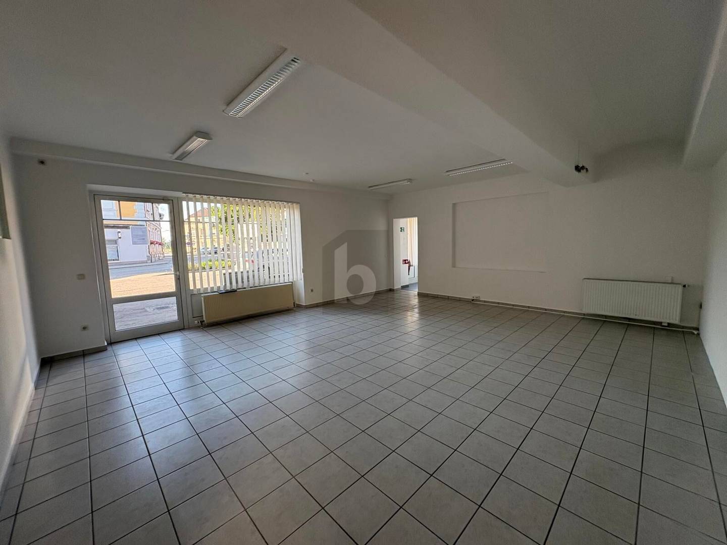 Central apartment with two entrances and private parking