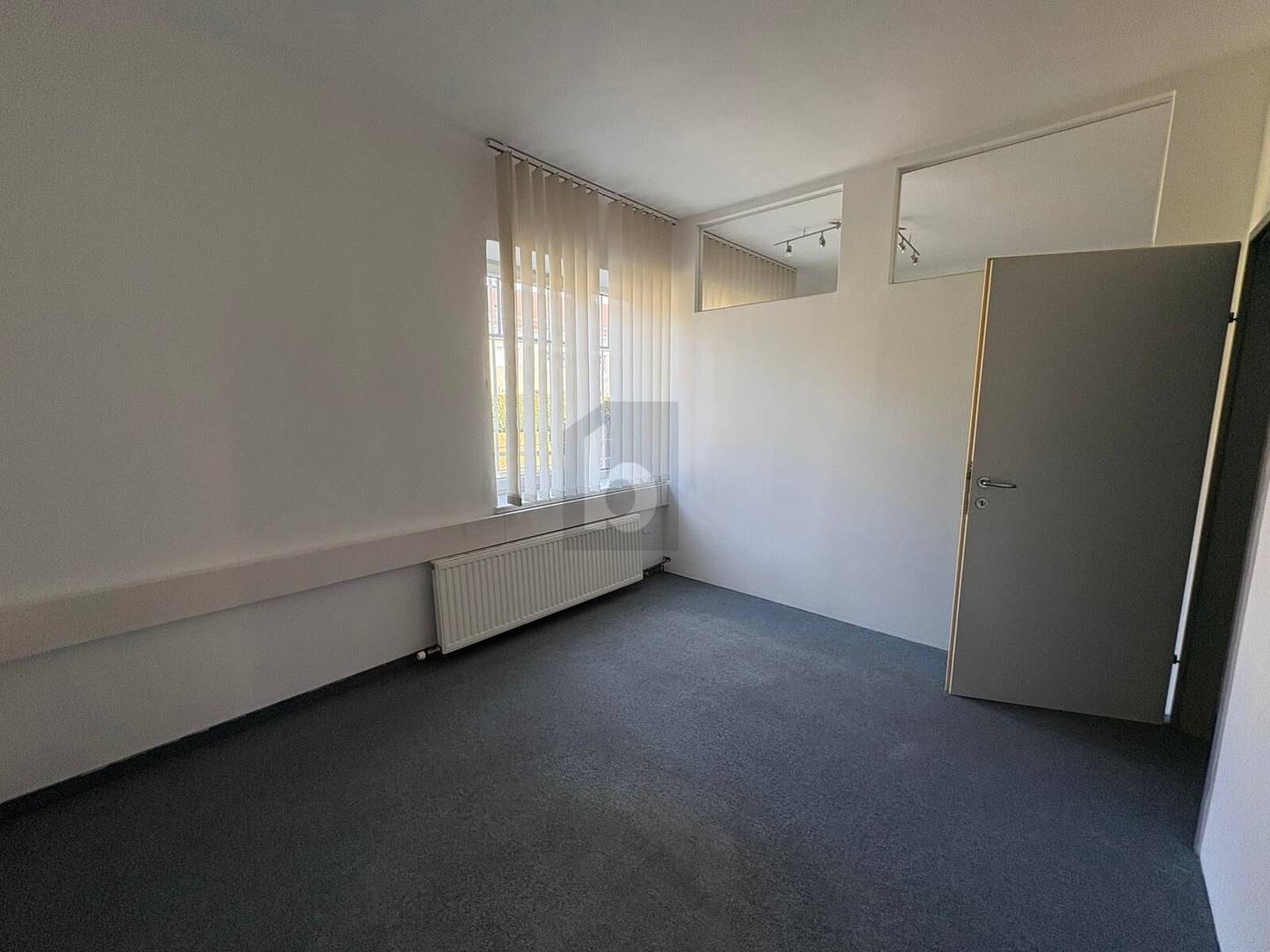 Central apartment with two entrances and private parking