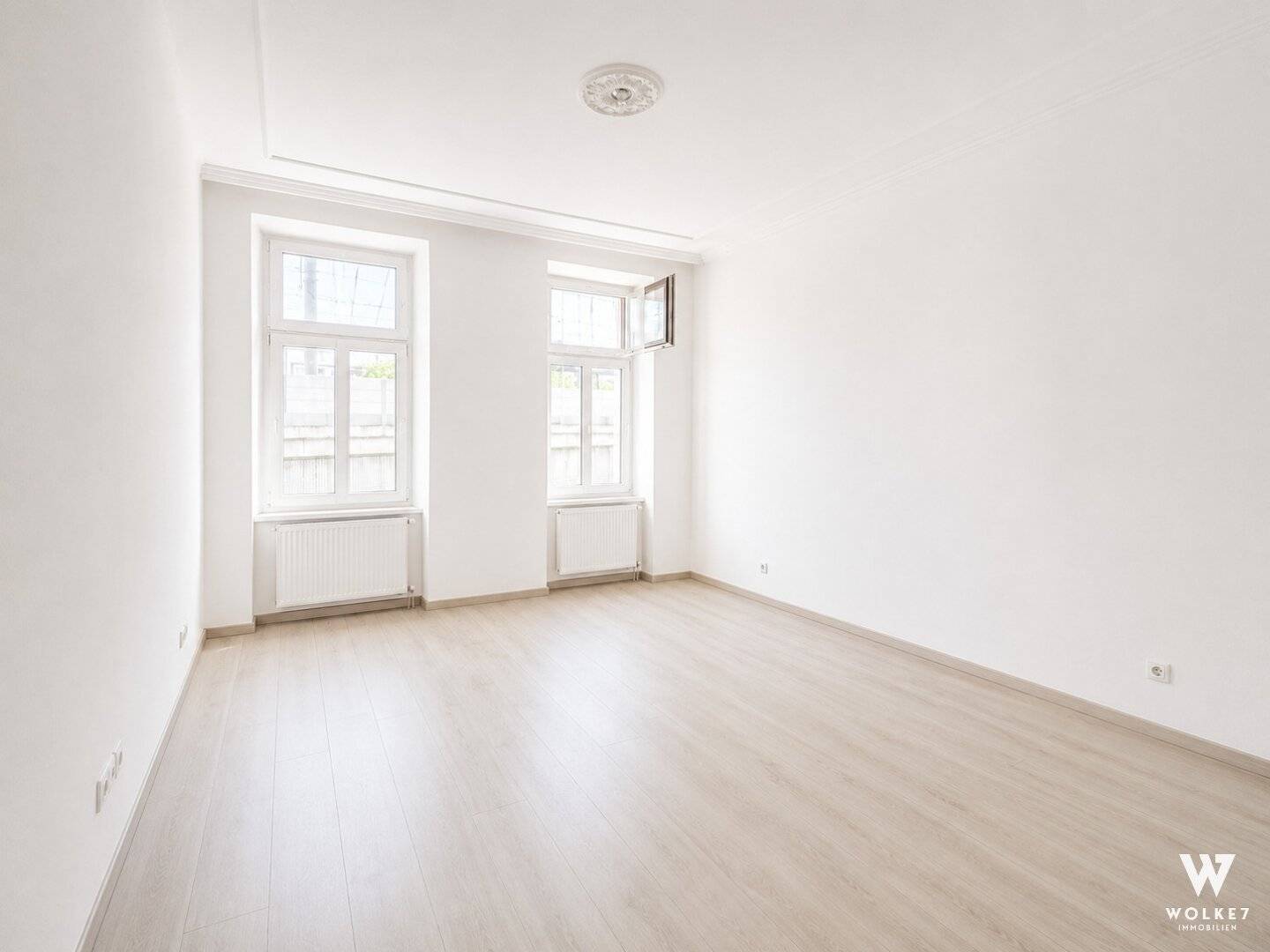 Renovated period apartment with elevator near U3 Enkplatz
