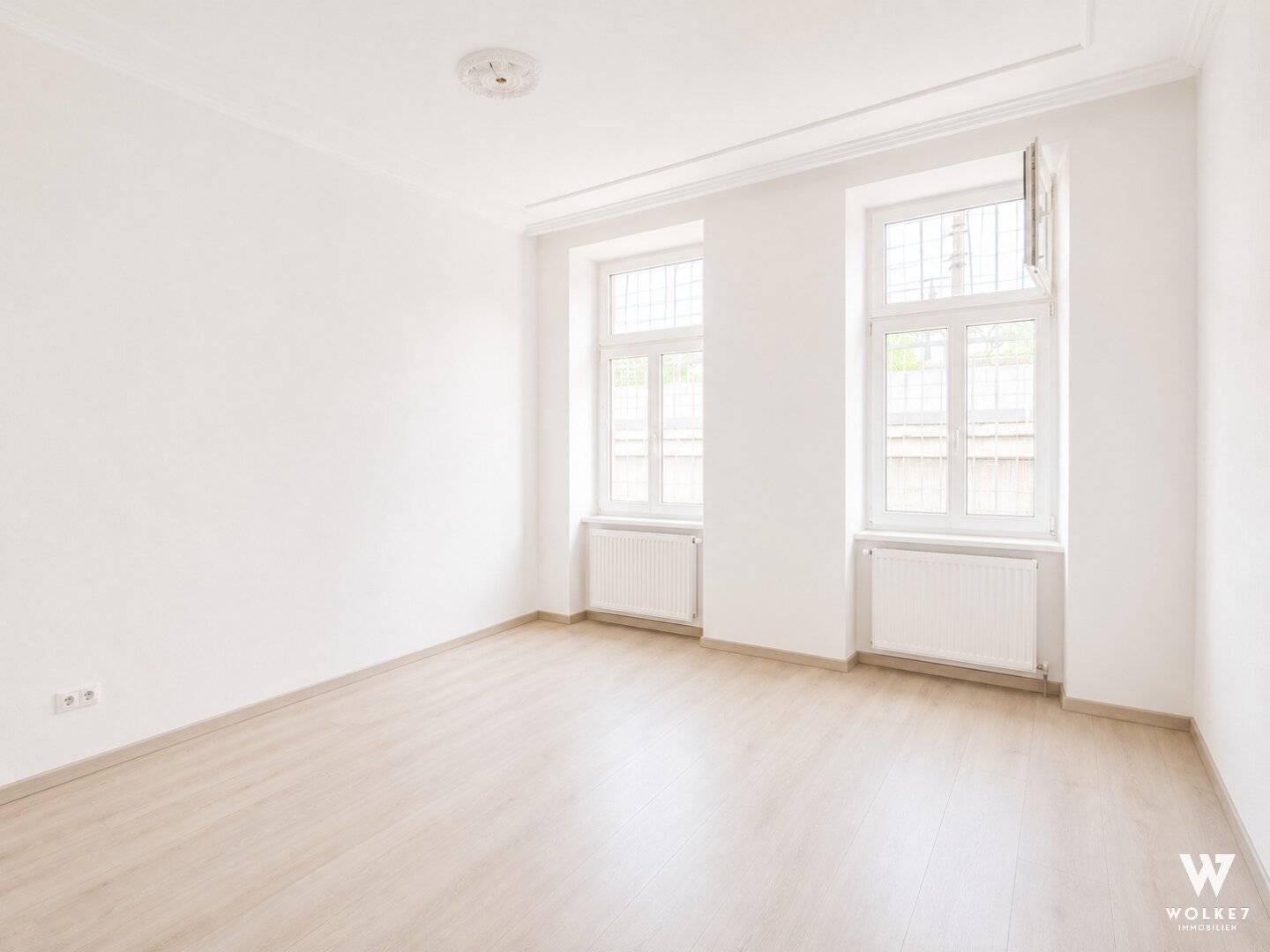 Renovated period apartment with elevator near U3 Enkplatz