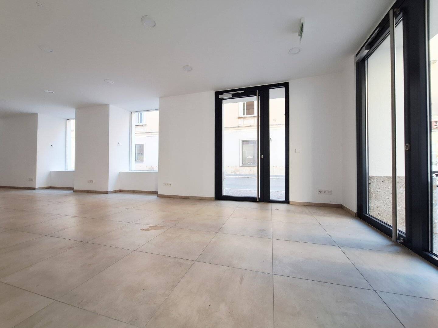 Commercial Space with Arcade Courtyard in Baroque Building