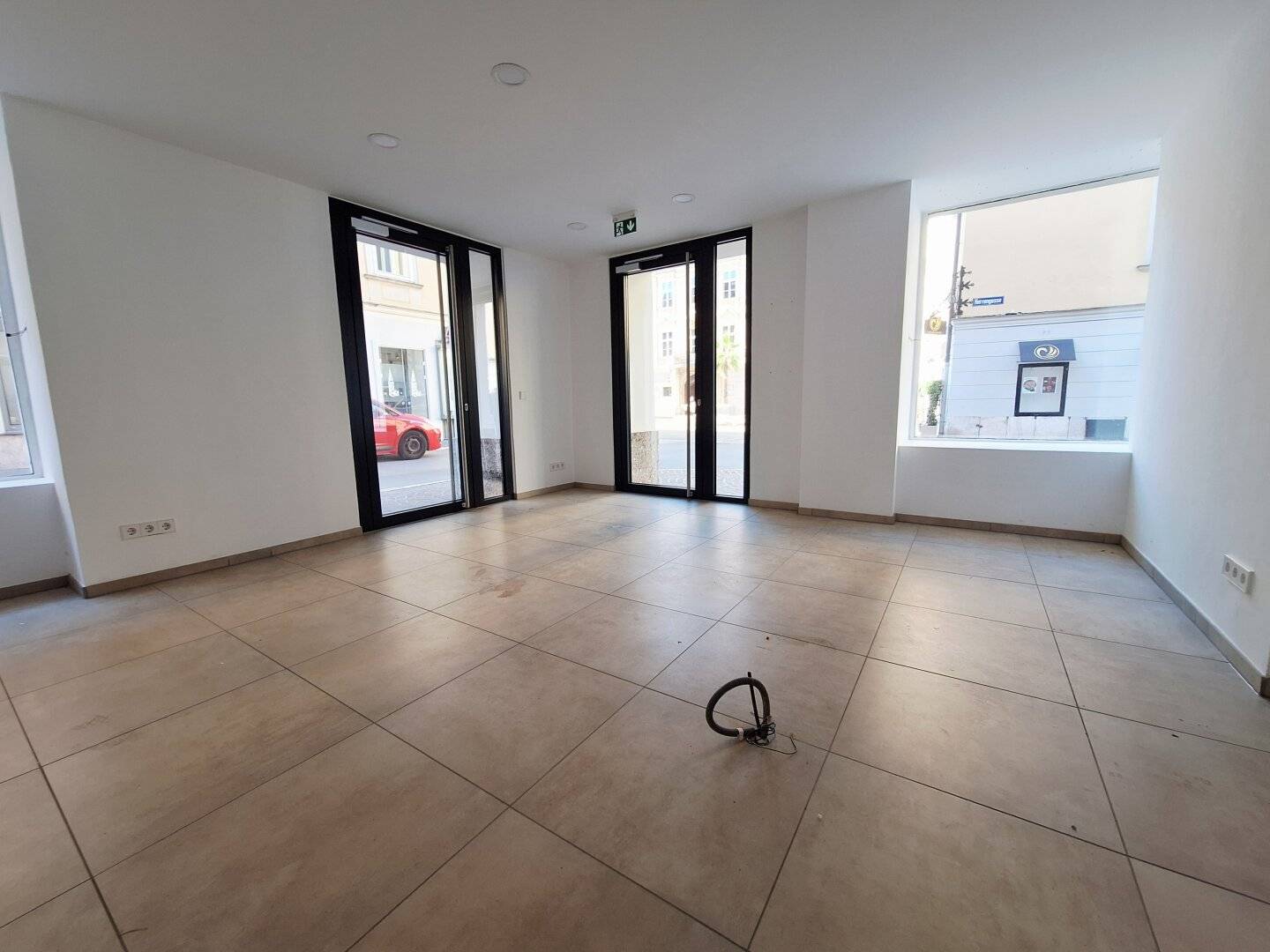 Commercial Space with Arcade Courtyard in Baroque Building