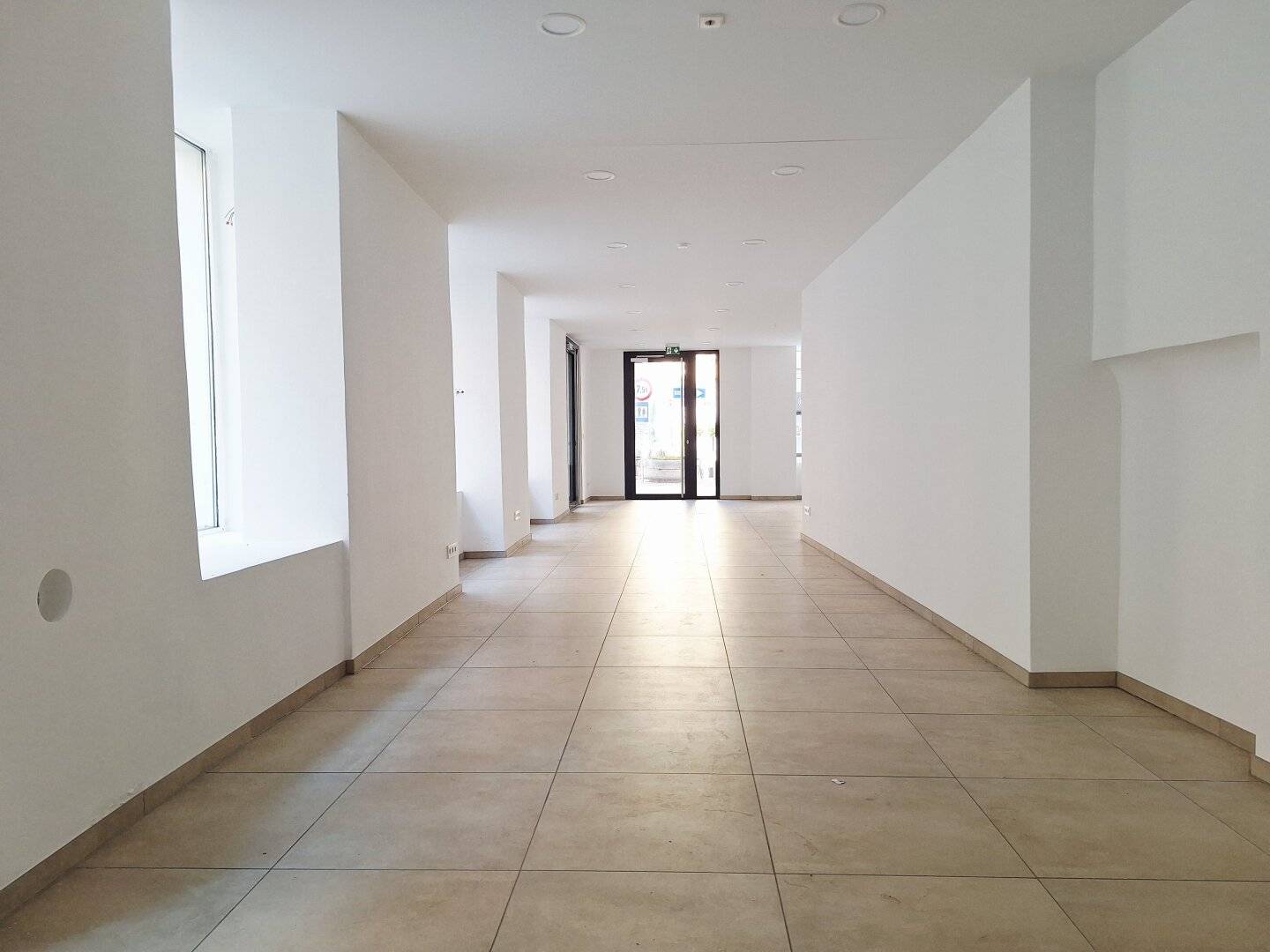 Commercial Space with Arcade Courtyard in Baroque Building