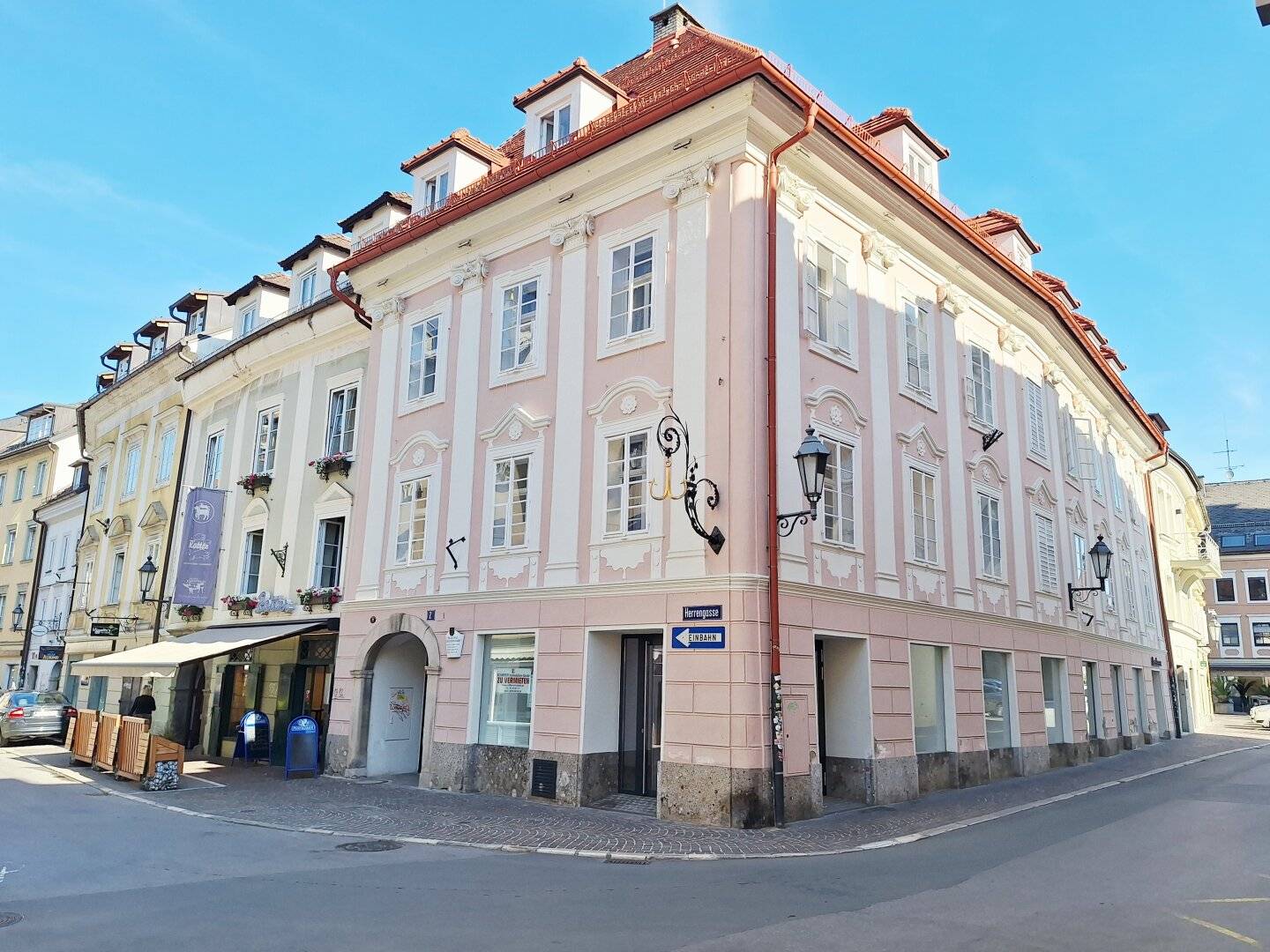 Commercial Space with Arcade Courtyard in Baroque Building