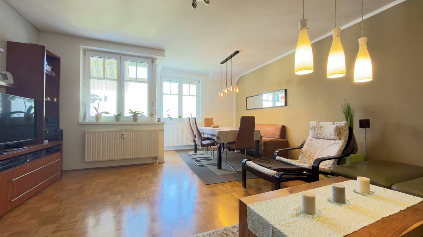 Gepflegte Wohnung mit Kamin und zwei Loggias
