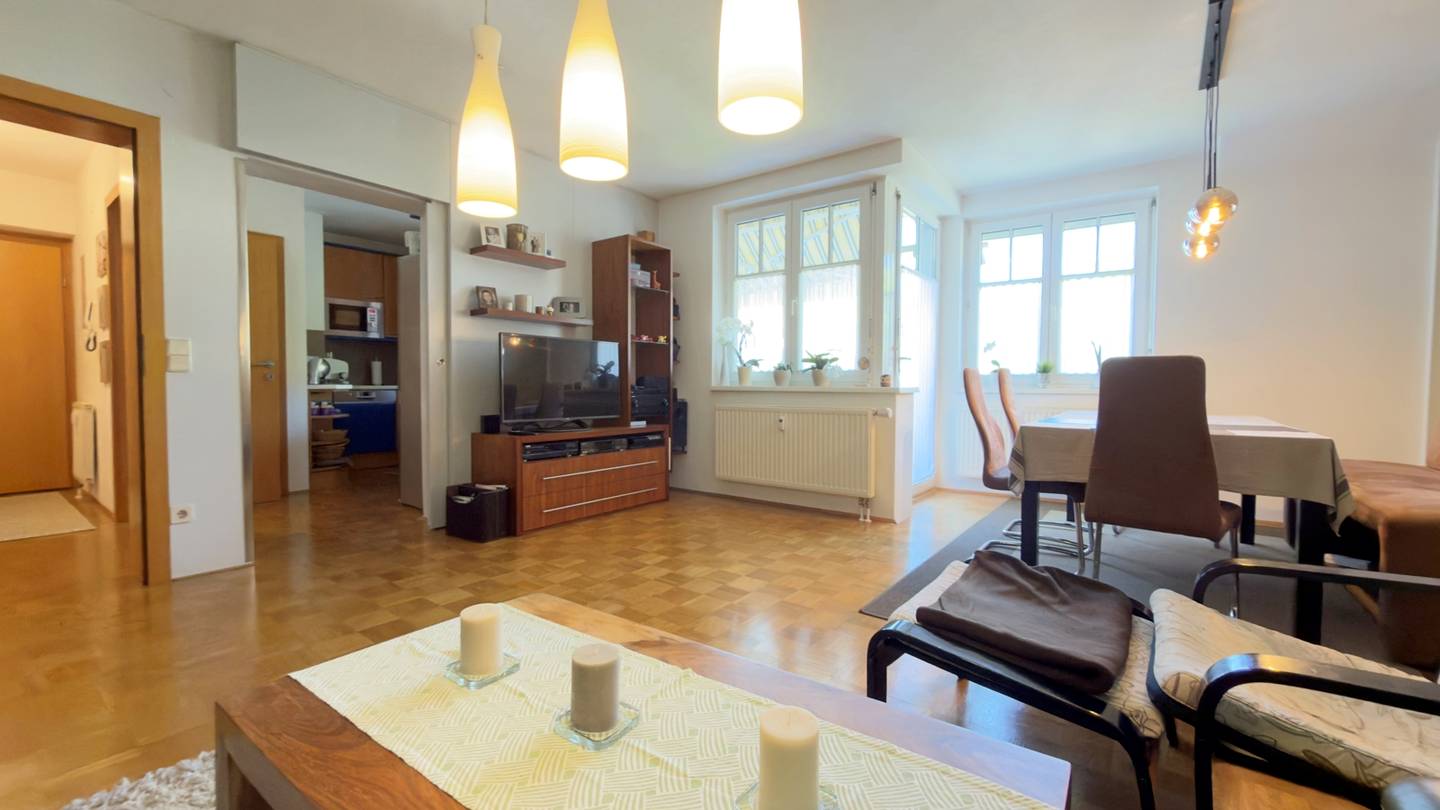 Gepflegte Wohnung mit Kamin und zwei Loggias