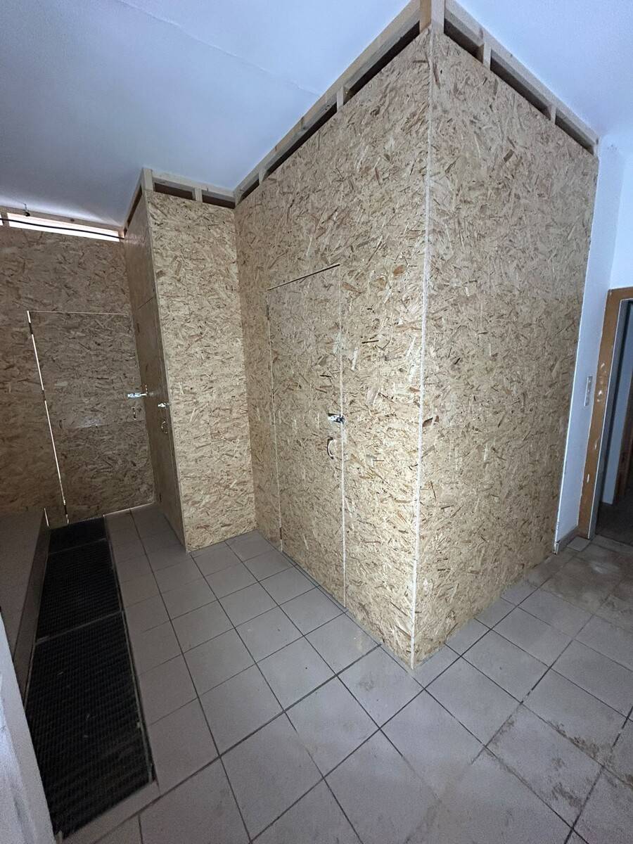 Self storage units in central location with wide doors and high ceilings