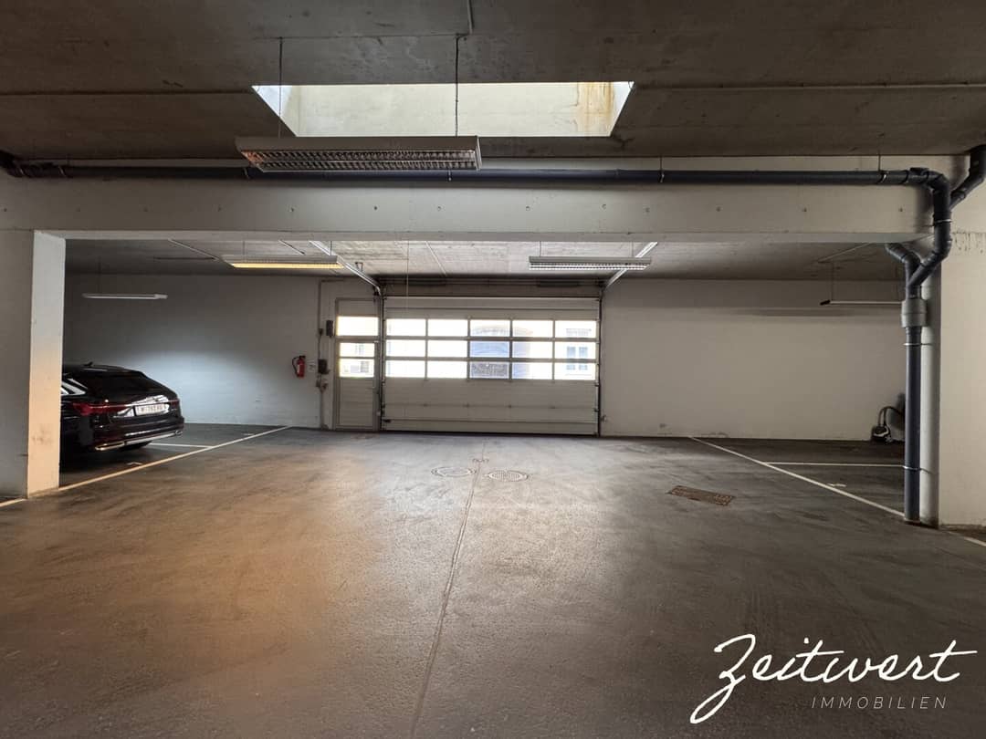 Heller Garagenplatz in privater Garage mit Tageslicht