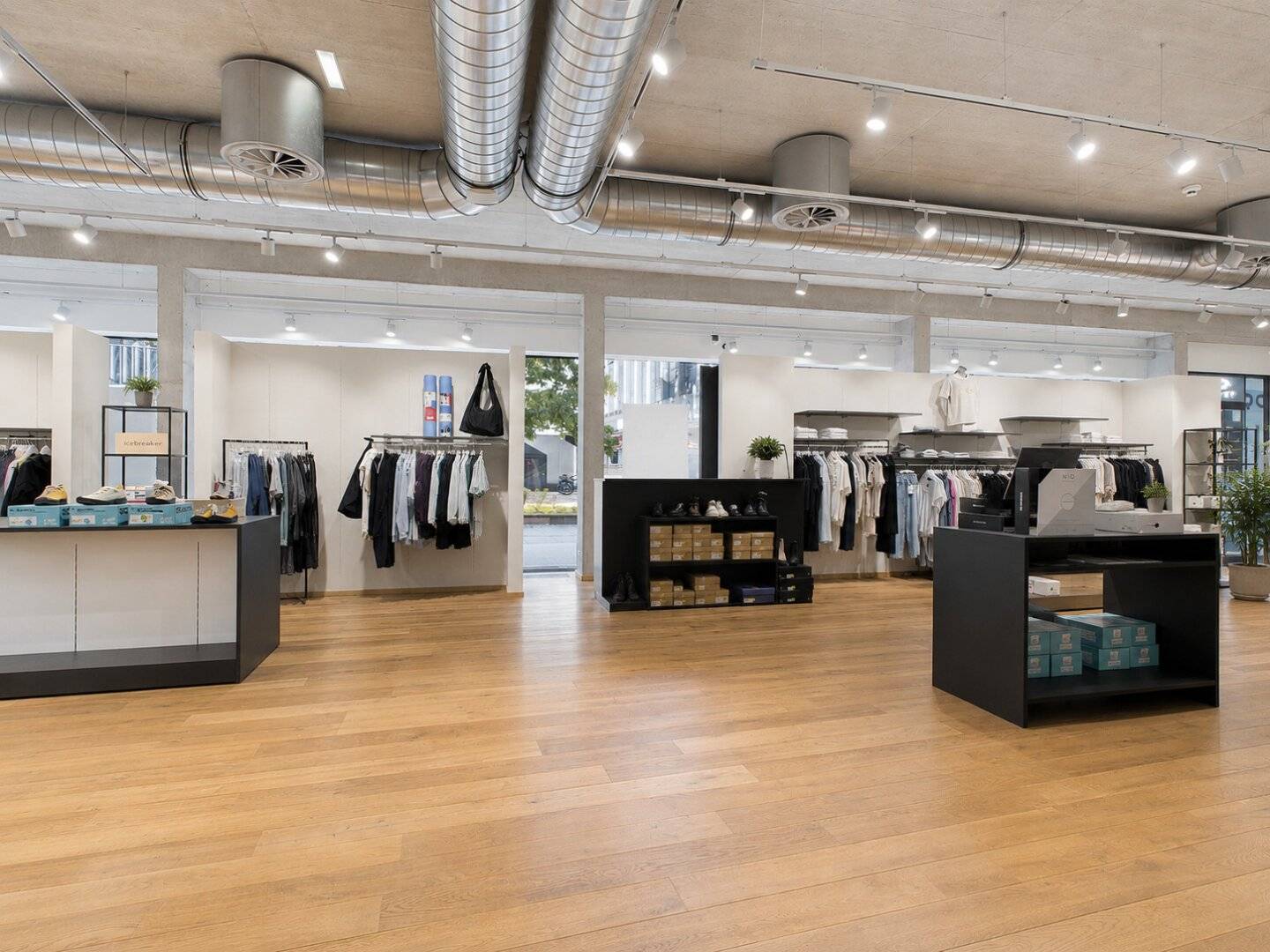 Retail space with parquet and large display windows in busy central location