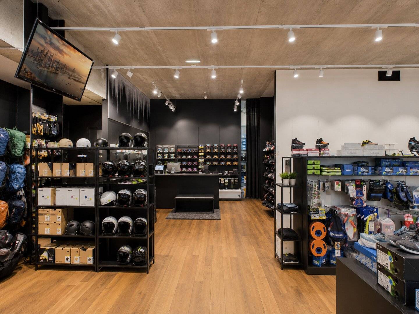 Retail space at Garnmarkt with parquet and elevator