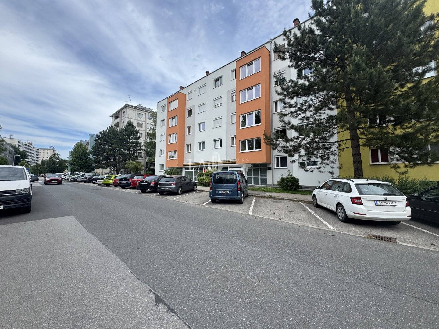 Modernized apartment with balcony and fitted kitchen
