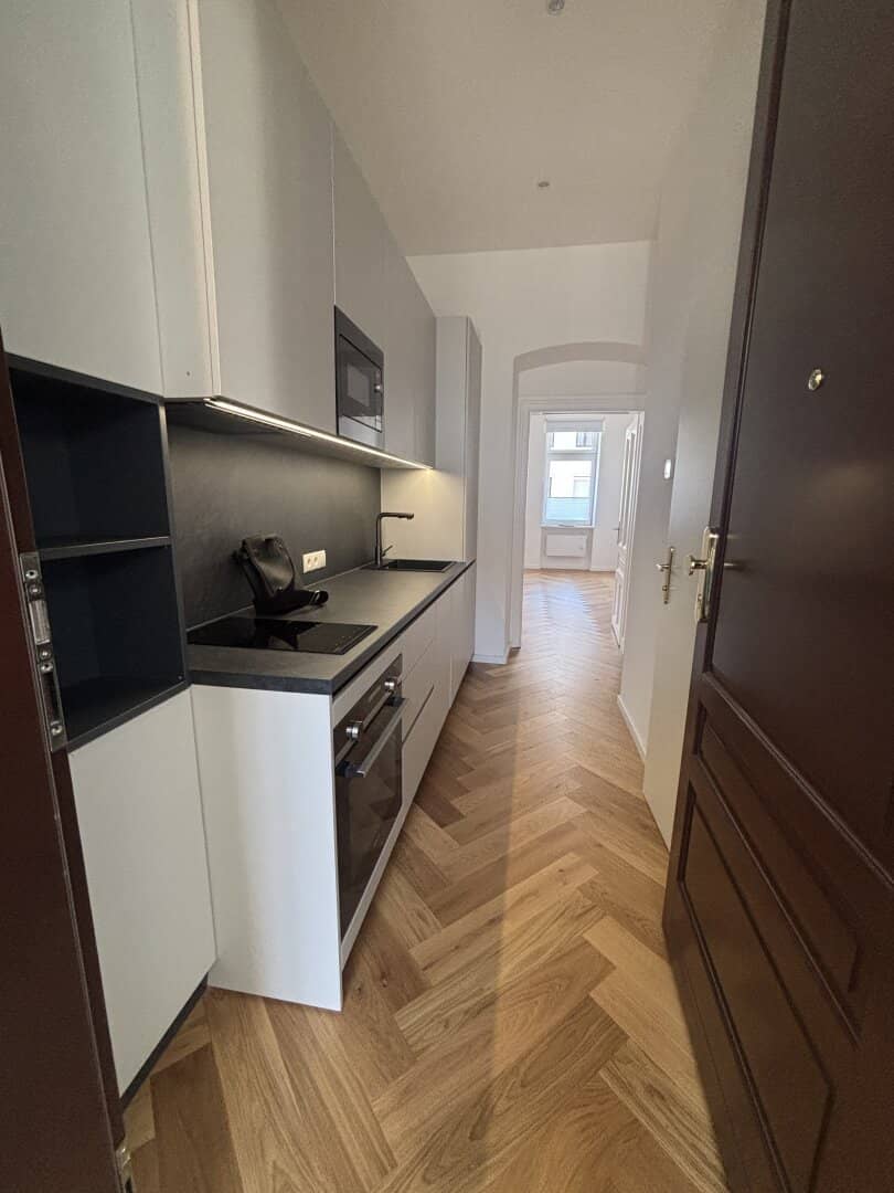 Bright apartment with herringbone parquet near Prater