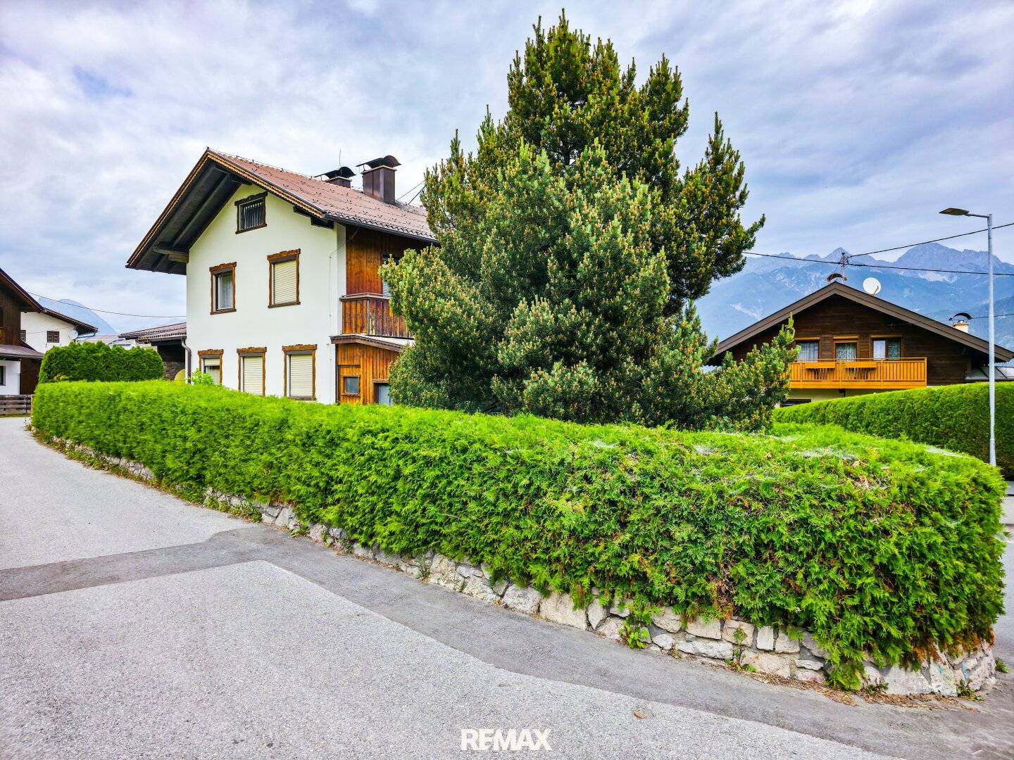 Spacious Multi-Family House with Garden and Garage in Sunny Location