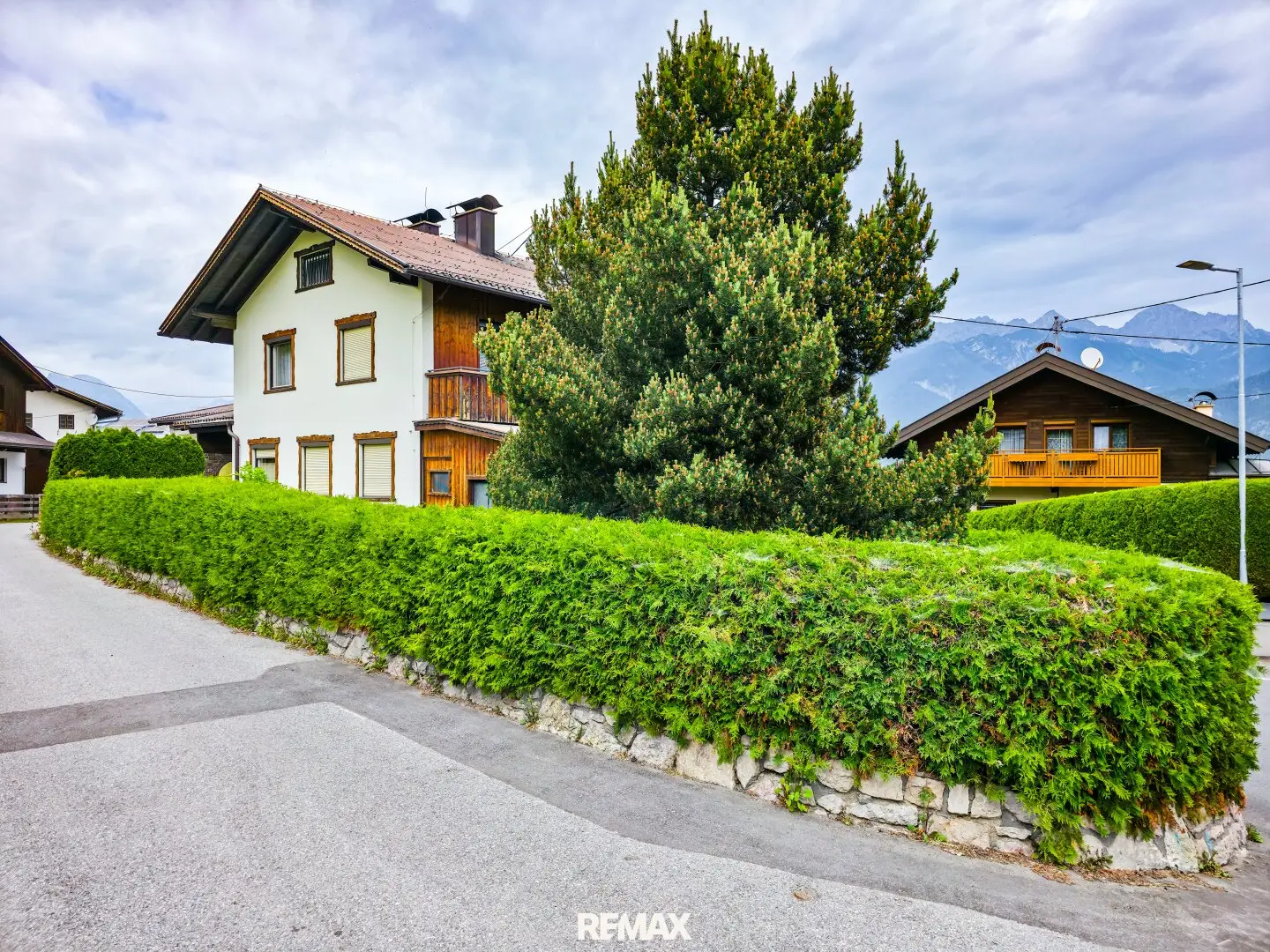 Spacious Multi-Family House with Garden and Garage in Sunny Location