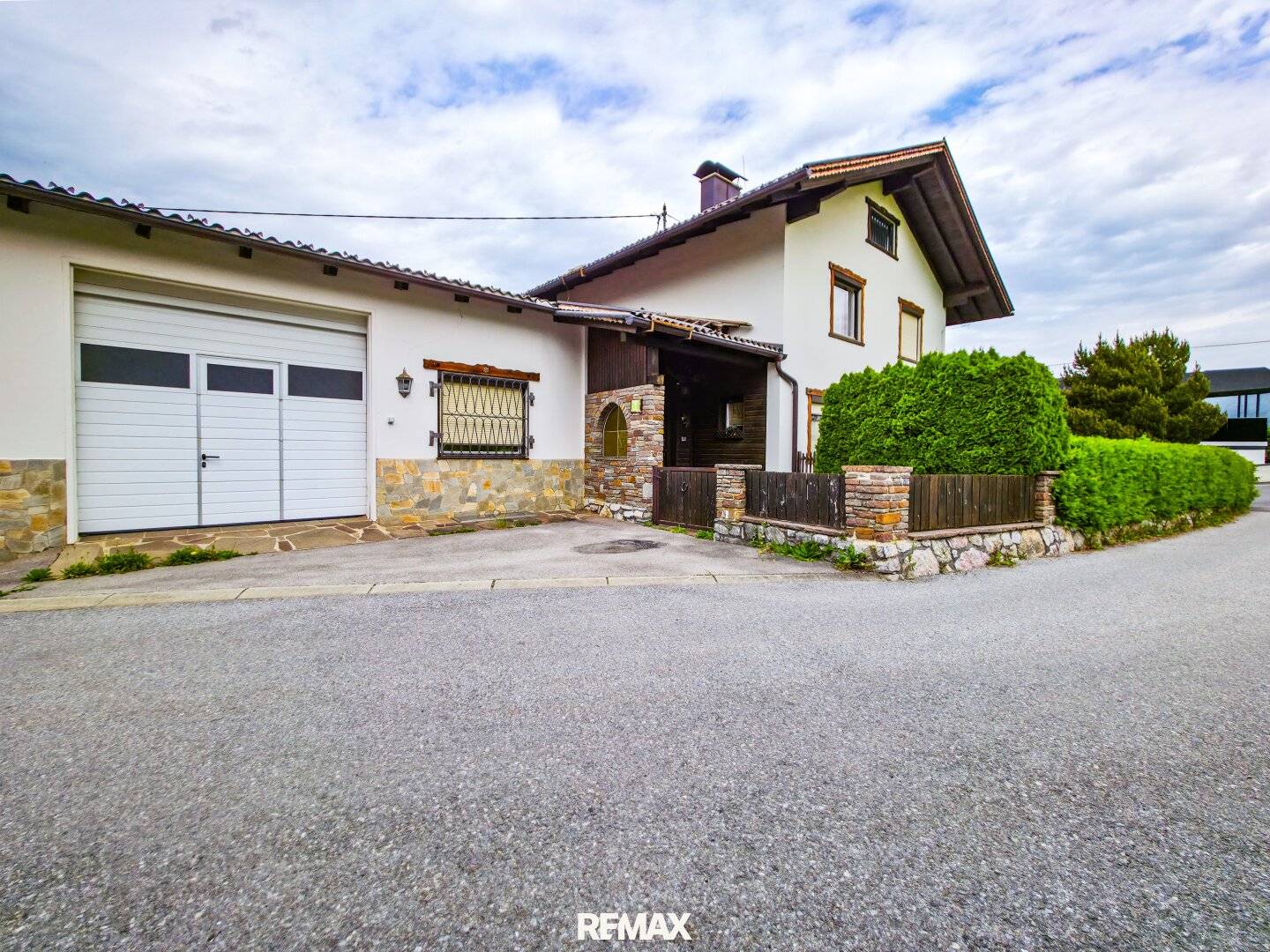 Spacious Multi-Family House with Garden and Garage in Sunny Location