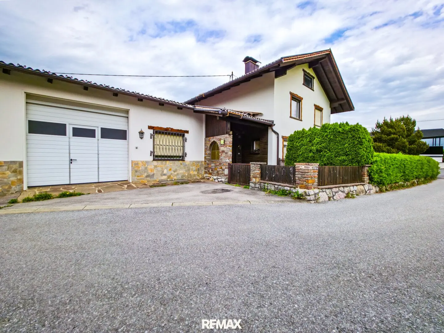 Spacious Multi-Family House with Garden and Garage in Sunny Location