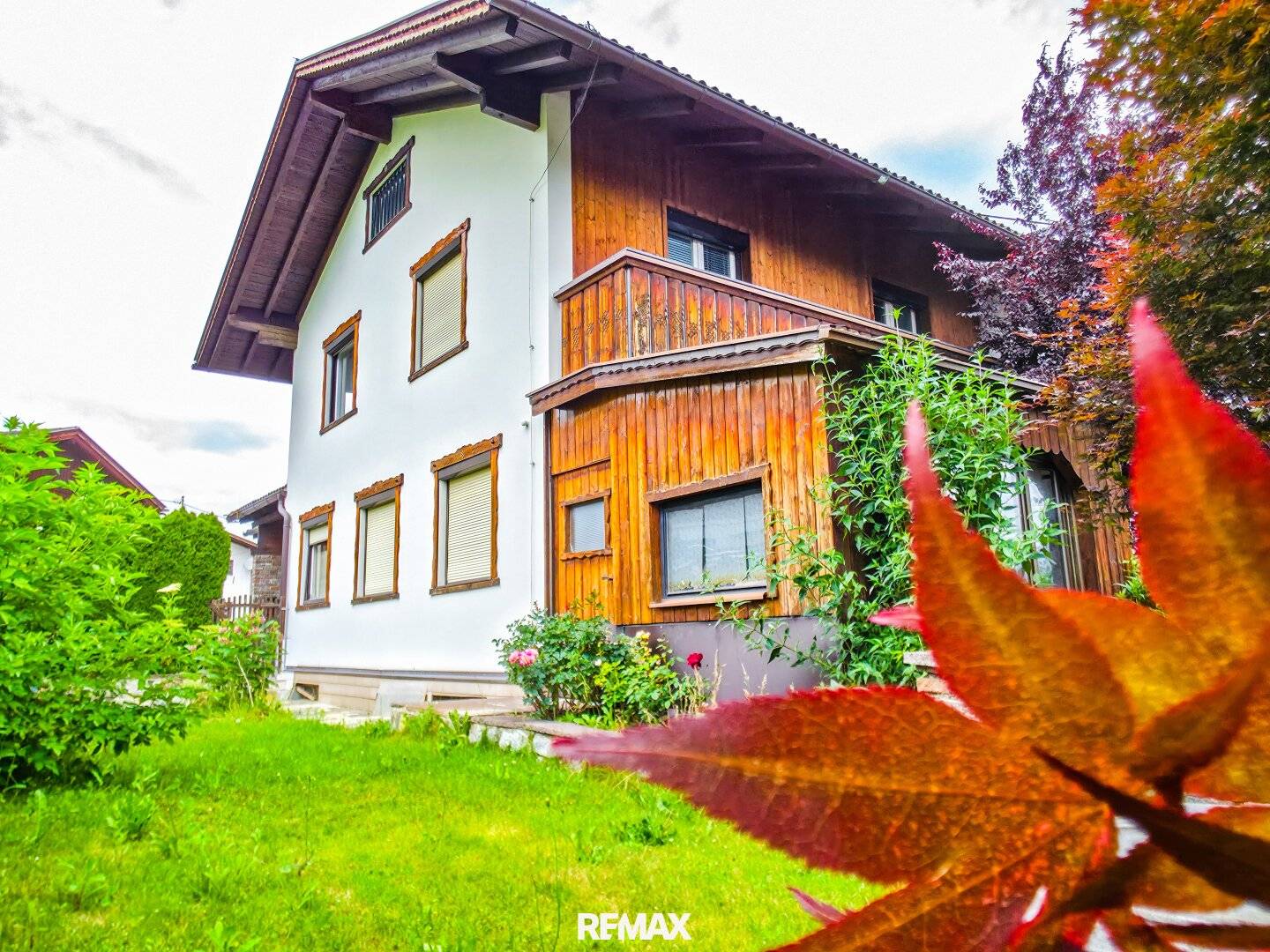 Spacious Multi-Family House with Garden and Garage in Sunny Location