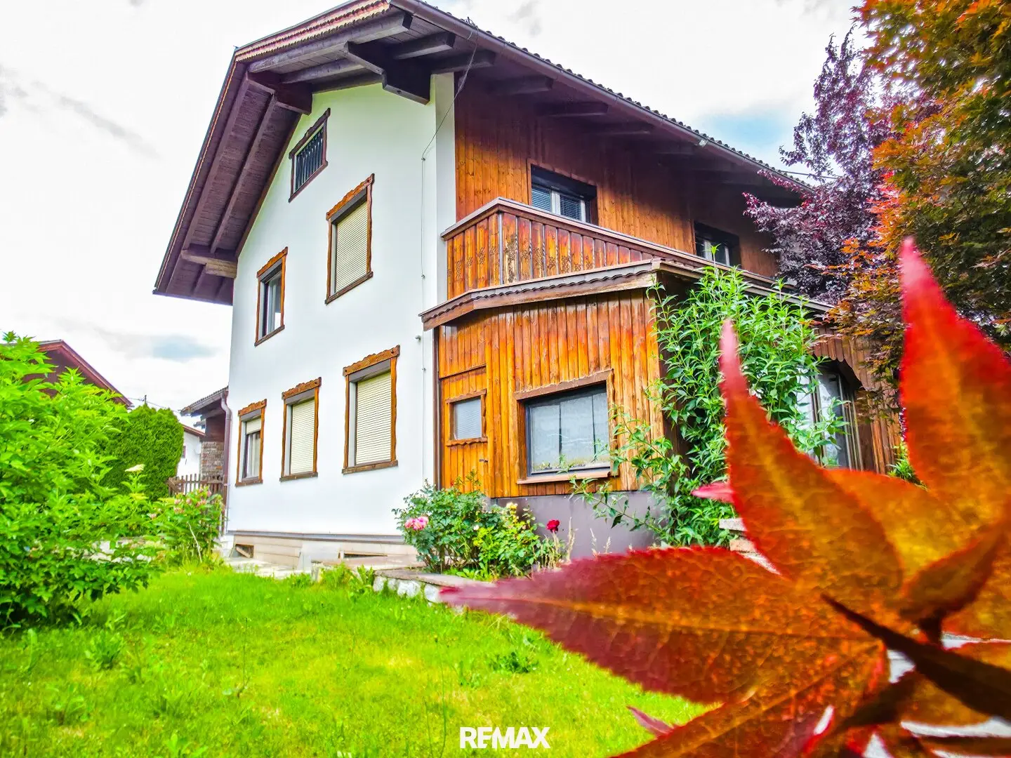 Spacious Multi-Family House with Garden and Garage in Sunny Location