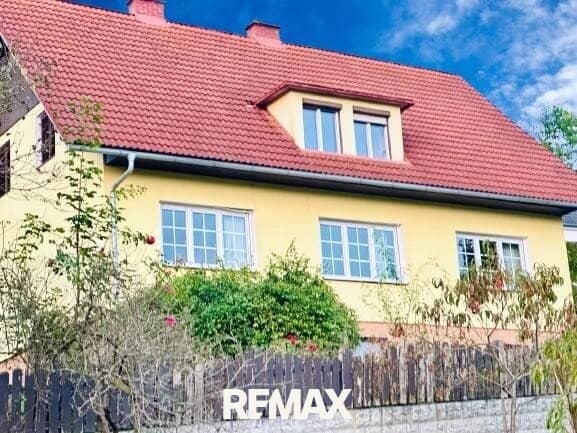 Einfamilienhaus mit Balkon und Garage in ruhiger Lage
